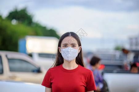 东南亚街道寒冷的污染泰国亚裔妇女使用面罩或外科具保护冠状covid19
