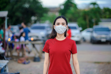 下午泰国亚裔妇女使用面罩或外科具保护冠状Covid19东南亚人民新的正常生活泰国妇女在街上行走时使用面罩市场寒冷的图片