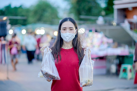 空气游客疫苗泰国亚裔妇女使用面罩或外科具保护冠状Covid19东南亚人民新的正常生活泰国妇女在街上行走时使用面罩图片