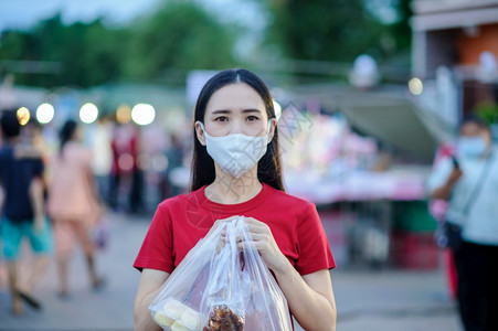 灰尘寒冷的发烧泰国亚裔妇女使用面罩或外科具保护冠状Covid19东南亚人民新的正常生活泰国妇女在街上行走时使用面罩图片