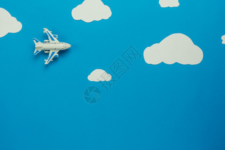蓝色的以飞机或旅行背景概念飞的空中航图象表顶视Flat在美丽的蓝天空上飞行机外形用纸剪白的云和复制空间设计模拟客机快速地图片