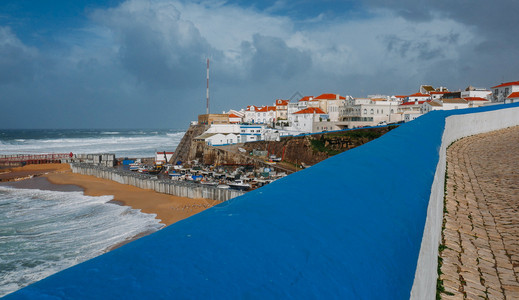 海滨户外葡萄牙多云的冬季天空下埃里塞拉海滩和房屋的全景视图葡萄牙多云的冬季天空下埃里塞拉海滩和房屋的全景暴风雨图片