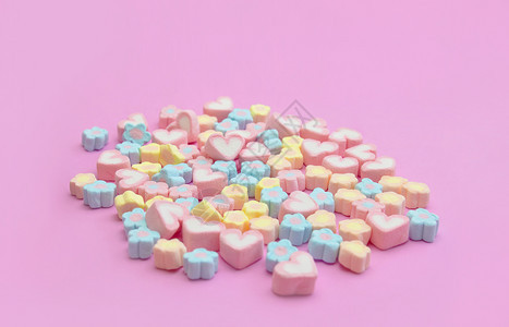 丰富多彩的含糖生日将棉花甜点与心脏和粉红背景的花朵混合在一起并复制网络横幅广告小册子食谱菜单设计的空间图片