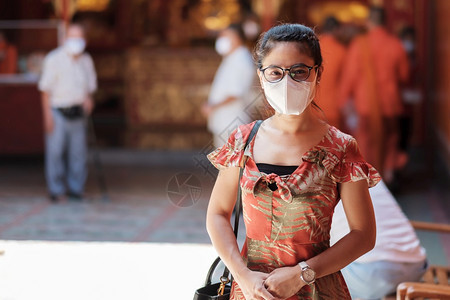 身戴保护面罩的亚裔年轻女孩保护科罗纳喷发在共食19次大流行病后享受新正常生活方式的快乐女游客商业人们感染图片