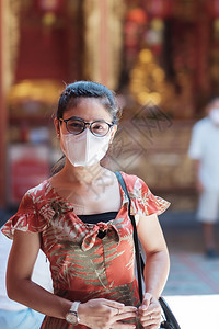 泰国电晕身戴保护面罩的亚裔年轻女孩保护科罗纳喷发在共食19次大流行病后享受新正常生活方式的快乐女游客新冠图片