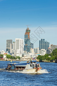 河披耶客船交通为曼谷人民提供冷却剂的旅程服务其背景是这座城市的象Bangkok之谷的香肠乘客图片
