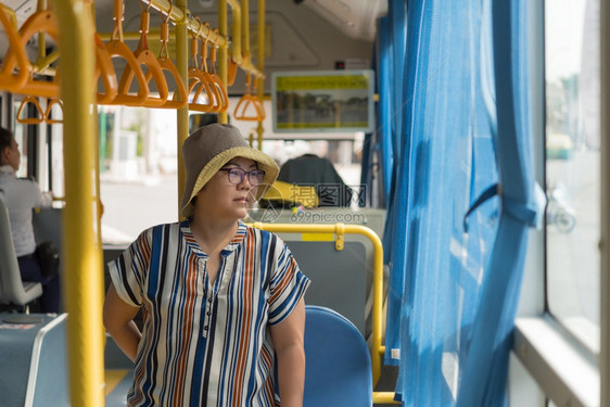 亚洲40多位女在曼谷市Buses乘坐客车旅行这是曼谷市最重要的公共大众运输系统之一在曼谷亚裔女乘坐客车前往城市旅游表示交通驾驶图片