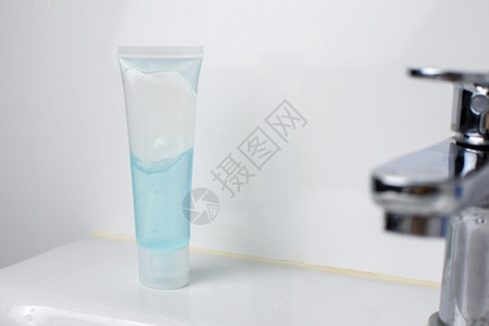 传播抗菌在厕所洗手盆的酒精净化剂瓶用于在家中进行消毒Corona和Covid19预防概念图片