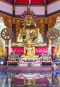 和平地面大金佛像和小都分布在泰国东北的森林修道院内不需要财产放行的公共地区未经许可不得将财产放行内部的图片