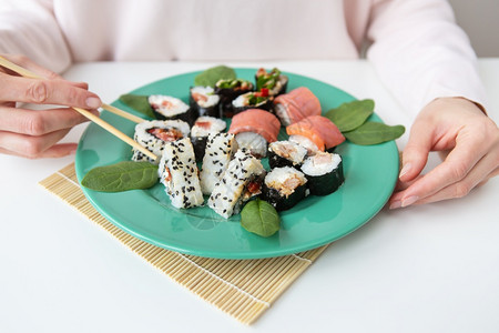 堀北真希写真照海鲜各种样的餐食种卷寿司费城鲑鱼米饭沙拉美味健康的食物餐沙拉美味健康的食物菜单背景