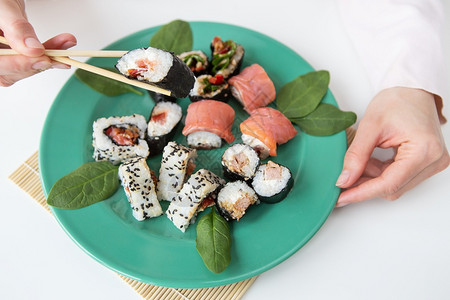 堀北真希写真照美食海餐各种卷寿司费城鲑鱼米饭沙拉美味健康的食物餐沙拉美味健康的食物东背景
