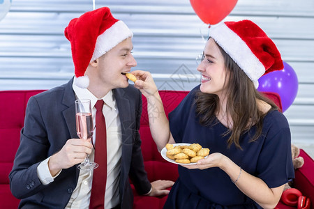 新年20快乐的新概念幸福情侣一起喝杯香槟在圣诞节和新年夜晚宴上吃饼干完成商务工作后女士精加假期图片