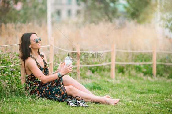 白种人快乐的城市女孩肖像在公园度假时户外放轻松的美丽女快乐的城市年轻女士在欧洲城市喝咖啡学生白色的图片