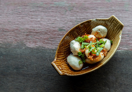 辛辣的泰国风格猪肉球在陶瓷碗中配上辣甜瓜酱这是一个美味的开胃菜空间可选焦点街道健康图片
