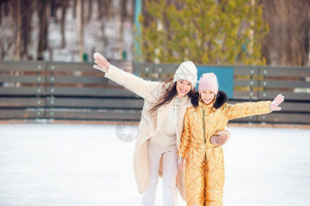 在溜冰场的母女图片