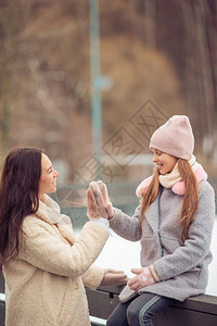 在溜冰场的母女图片