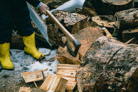 树干人类用老旧的砍木详细描述原木上飞过的块和锯屑砍奏鸣曲飞行图片