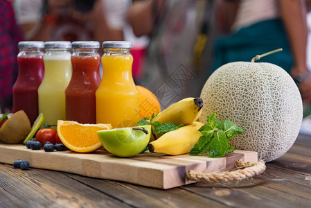 颜色食品和饮料概念健康食物和维生素c主题背景中的人聚在众之中口居多香蕉乡村图片