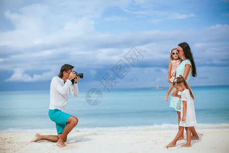 男人在海滩上给家拍照男在给家拍照加勒比海微笑自己图片