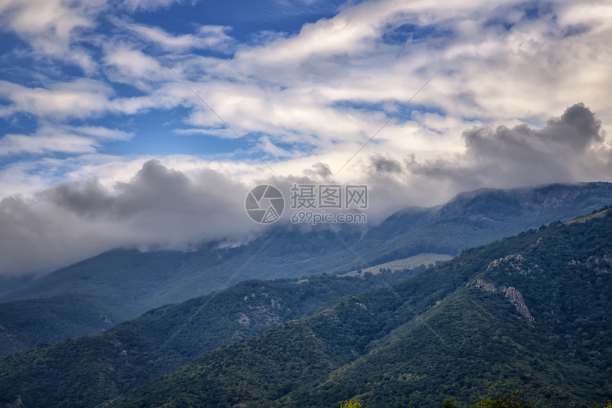 寂寞林中山上充满雾云的美景风户外旅行图片