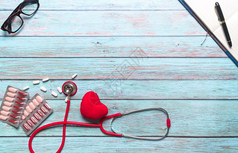 红色的红色听诊器与爱心药片图片