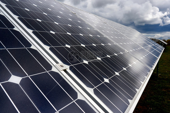 系统利用太阳能电池板生产危机燃料图片