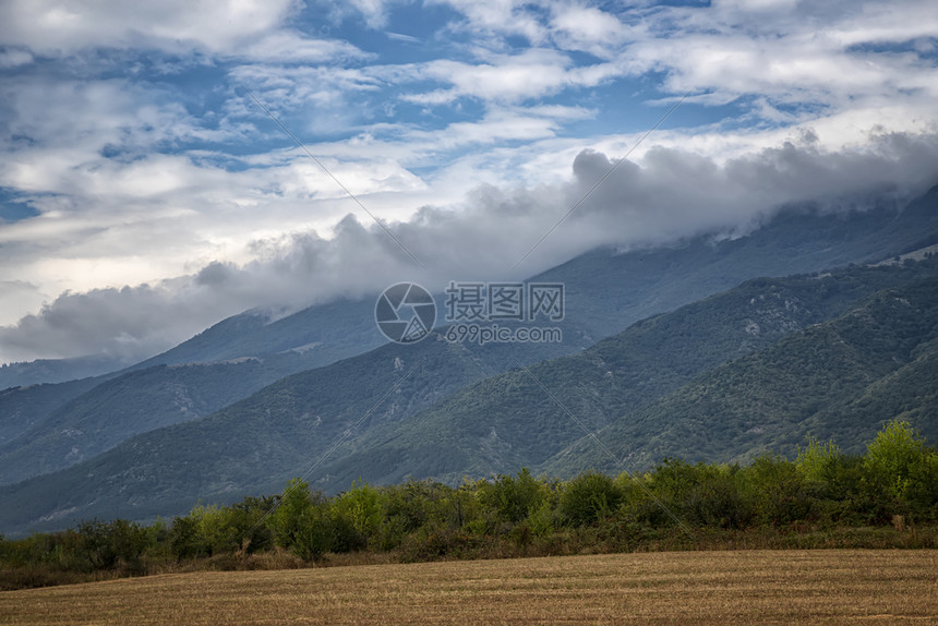 公园超过林中山上充满雾云的美景风旅行图片