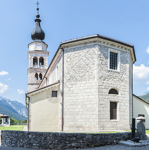 在意大利北部17世纪一座教堂的门窗和钟楼外在意大利北部的一个教堂天圆顶灵图片