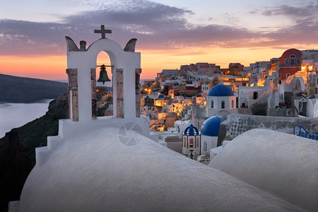 夜晚希腊圣托里尼SunsetOia村白旅游圆顶图片