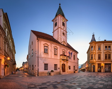 克罗地亚早上瓦拉兹丁镇厅的全景旗帜发光城市图片