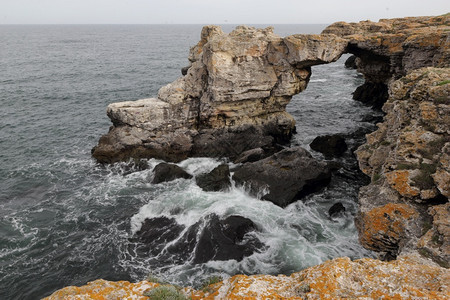 巨浪保加利亚黑海Tyulenovo村附近石拱悬崖的惊人海景岸线美丽图片