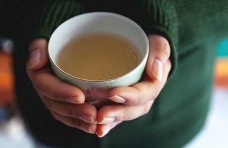 爱杯子女握着热咖啡或茶杯的手与冬天相伴而来温暖的图片