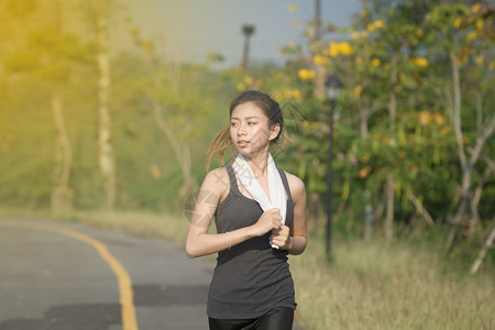 户外慢跑的女孩图片