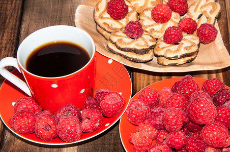 杯子水果旧木制桌顶端的红莓和咖啡杯木头图片