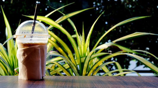 冰镇阳光清晨的茶风格桌上咖啡杯塑料包装绿色图片