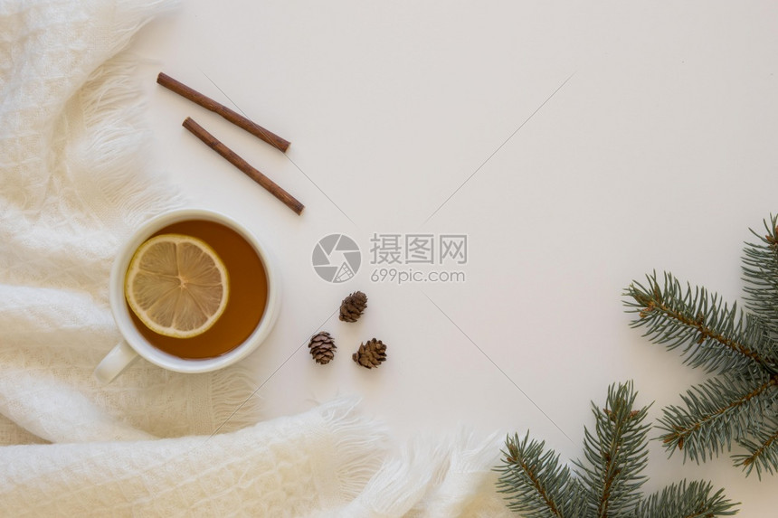 五香木头美味的热茶和肉桂卷小吃图片