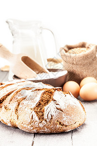 黑麦烹饪小面包在木制桌子上的照片酵母图片