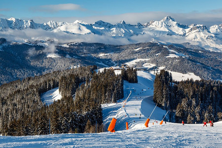 白雪覆盖的滑雪场图片