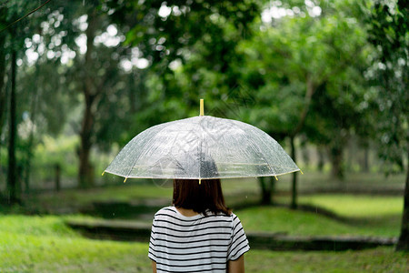 她的伞式保护恶劣天气概念冬季或保护等被的感觉在下面公园人们图片