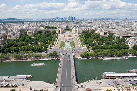 法国巴黎Chaillot宫从埃菲尔铁塔中俘获爱旅游的巴黎人图片