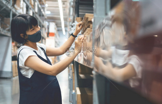 防止在大流行期间年轻女买家在购物中心共产19岁时身着保护面罩购买年轻女买家而怀孕的亚洲妇则在超市寻找和选择或产品架子上的泰国商业图片