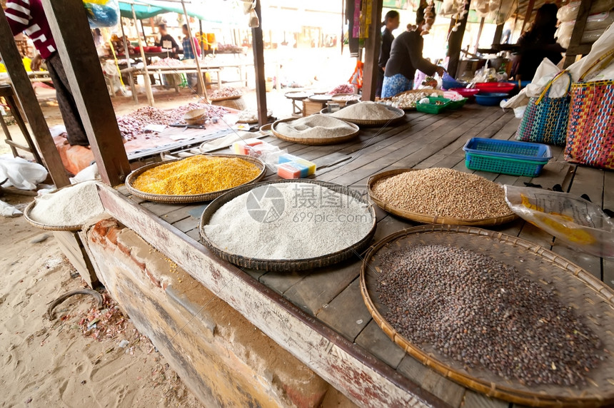 传统当地谷物在缅甸Bagan旅游目的地户外Asiian市场售卖玉米当地的素食主义者图片