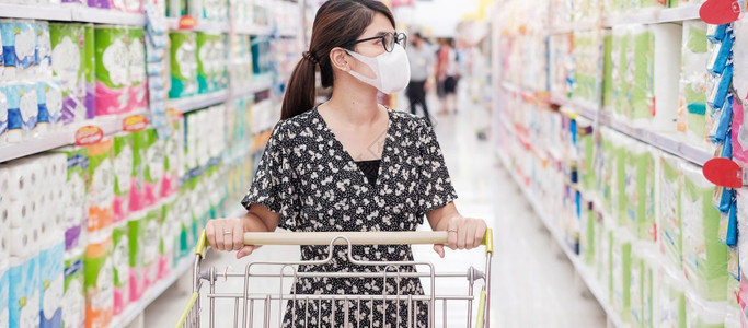 在超市购物时戴保护口罩的妇女图片