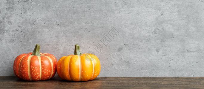 为了桌上的橙色南瓜带有横幅背景的复制空间万圣节快乐十月你好秋季节日派对和假概念装饰图片