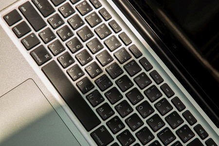 现场计算机键盘高对比度和浅深选择焦点的键盘上膝型电脑键盘的近距离详细视图信息按钮商业图片