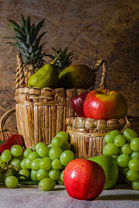 成熟制作复古的将水果放在由天然材料制成的篮子里死生果实图片