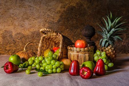 万圣节木头绿色将水果放在由天然材料制成的篮子里死生果实图片