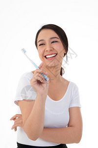 刷子牙的美丽亚洲妇女她笑着牙齿白美丽看起来卫生牙医建议口腔和科护理概念a供口腔和牙科治疗关心年轻的图片
