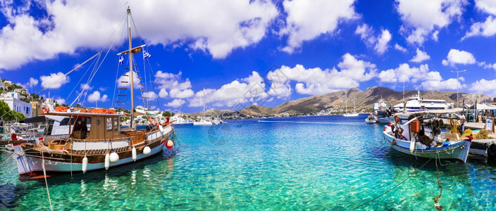 晴天航行十二烷希腊AgiaMarina海湾和村庄的杰出莱罗斯岛照片图片