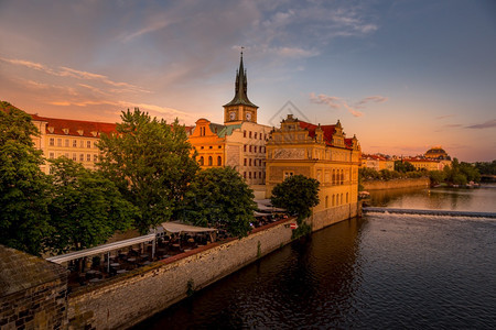 城市文化日落后夏夜傍晚捷克布拉格上空天多彩黑暗的图片